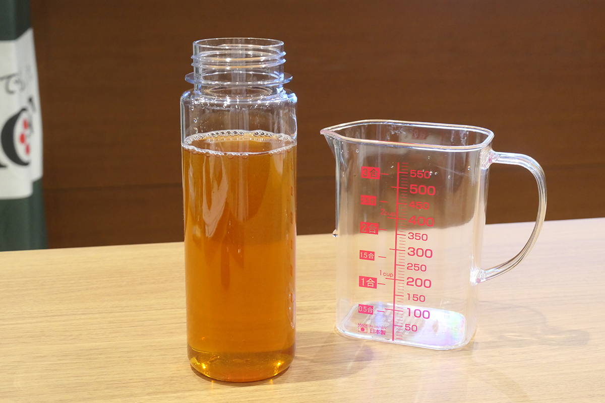 水を注ぐ。フタがない場合はこの状態で飲んでも問題ない