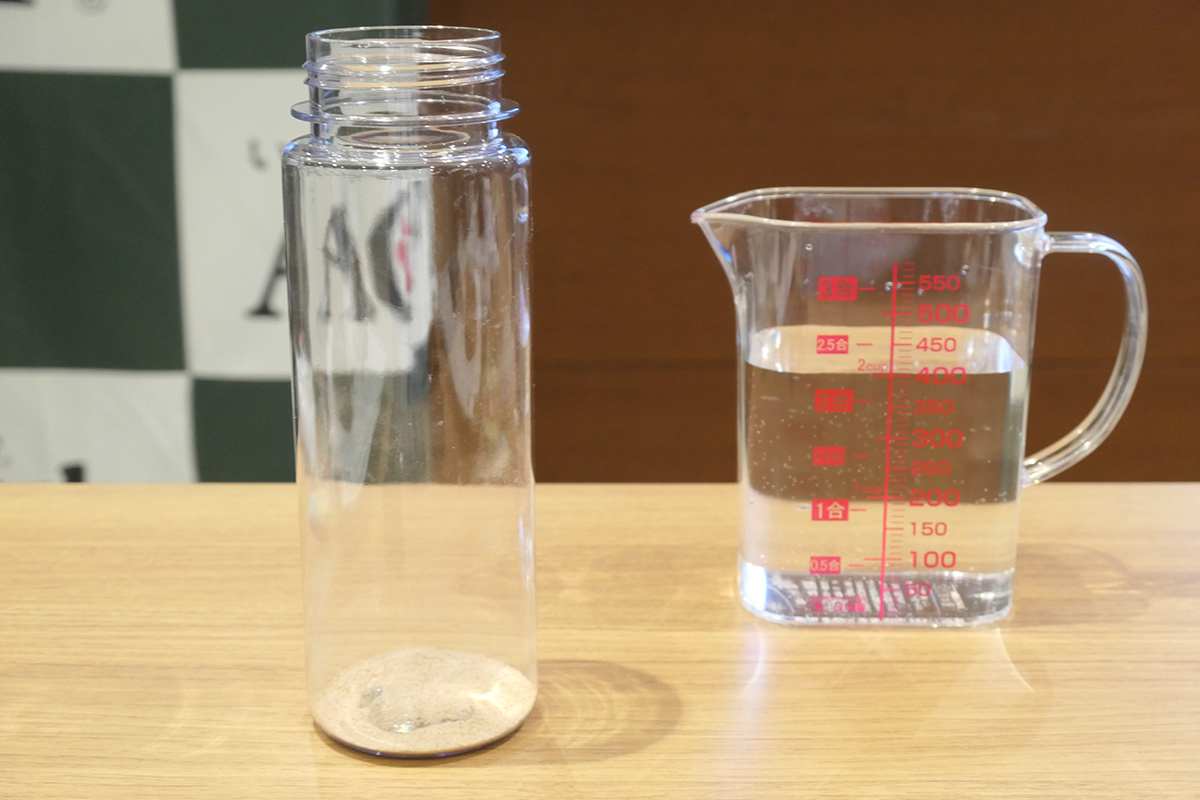 パウダーをボトルに入れる