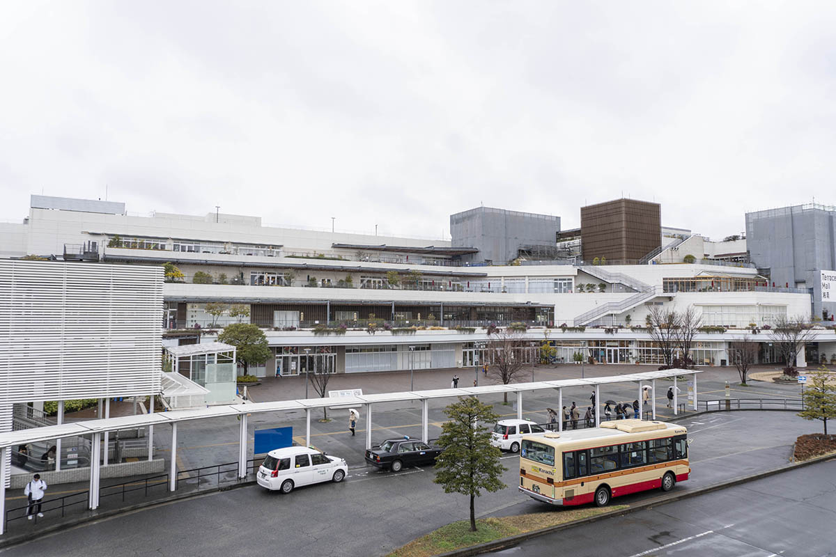 北口にはテラスモール湘南(写真)など複数の商業施設がある