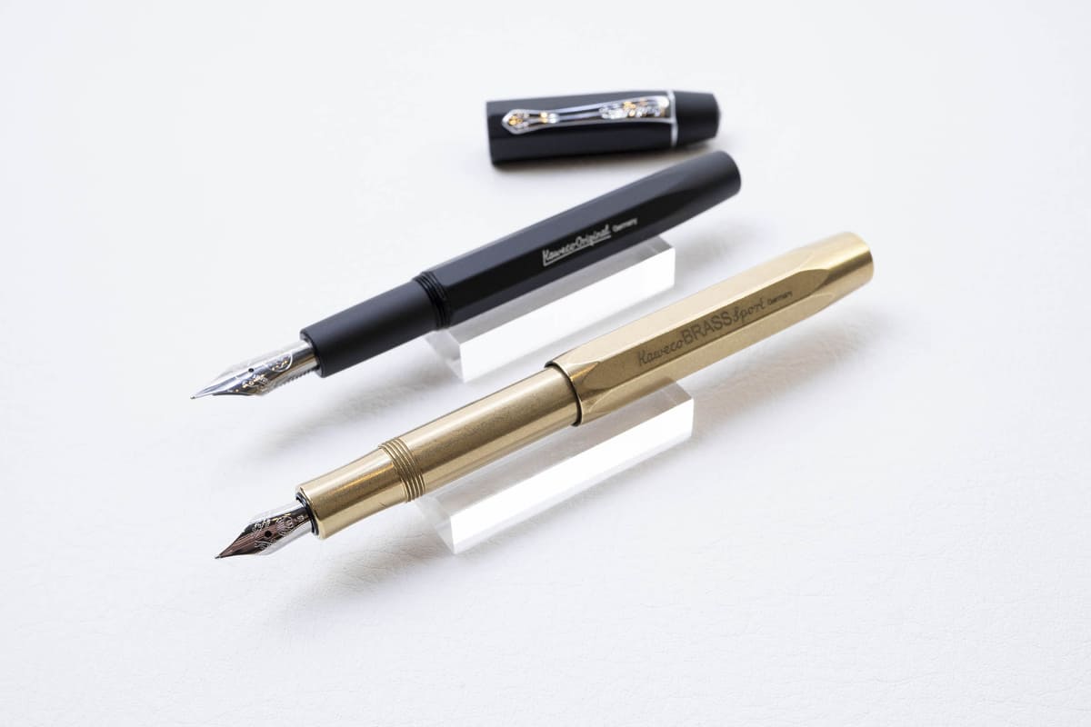 ドイツの老舗ブランド、カヴェコの万年筆。手前がブラススポーツ(14,300円)、奥がカヴェコオリジナル 250(18,150円)