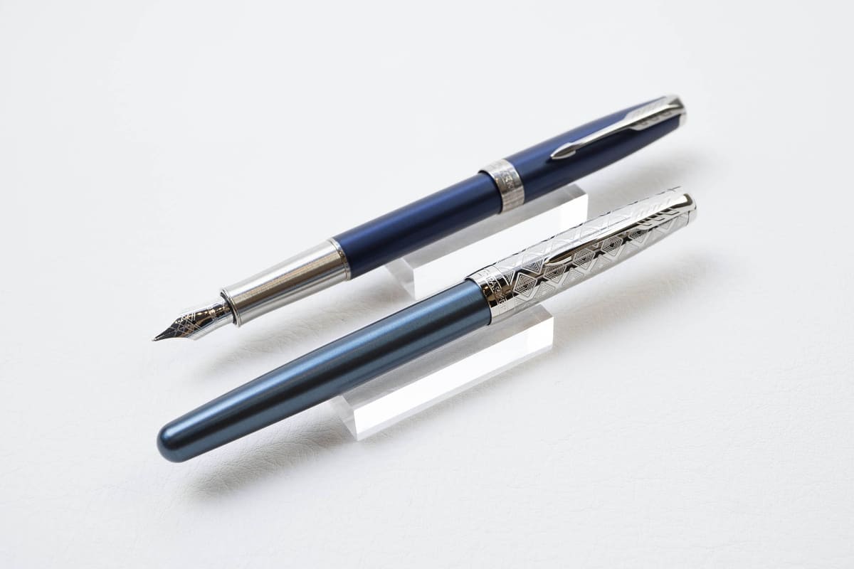 パーカーのソネットシリーズ。手前はソネット プレミアム メタル&ブルーCT(55,000円)、奥はソネット ブルーラッカーCT(52,800円)