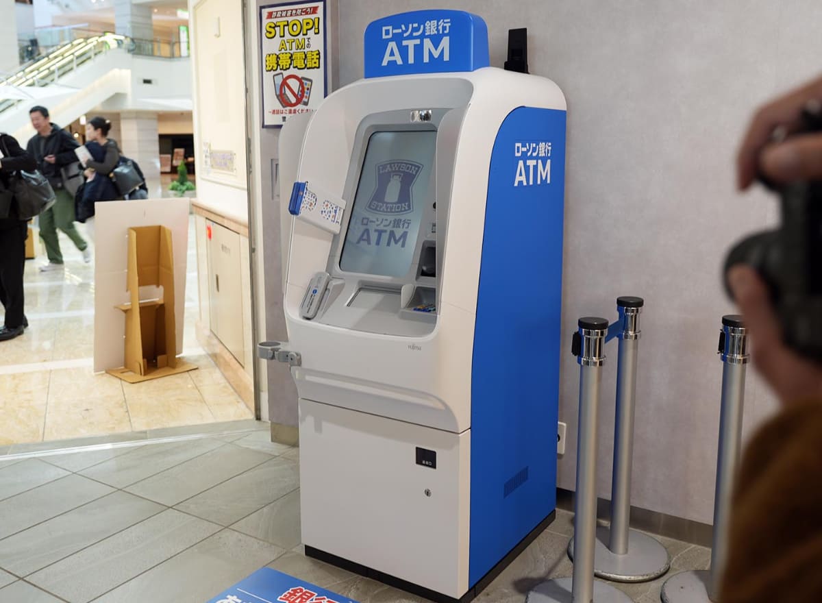 ローソンゲートシティ大崎アトリウム店に設置された新型ATM(1月30日撮影)