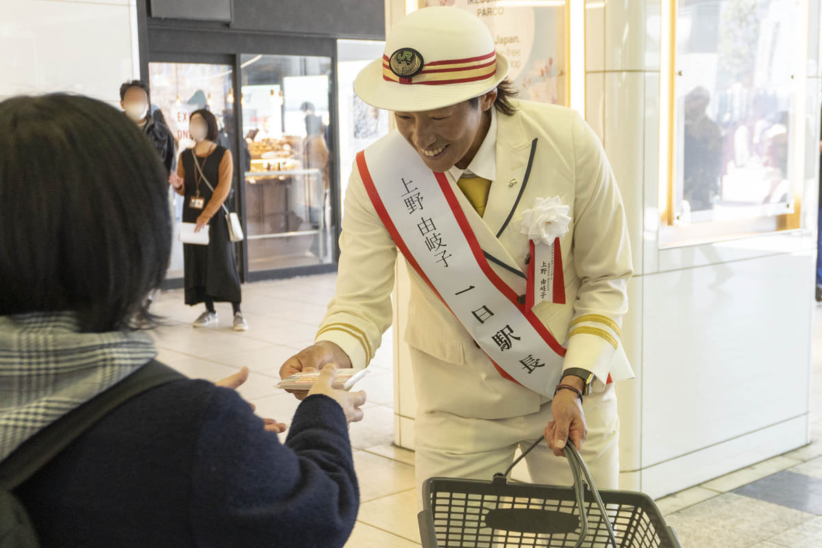 多くの人が上野選手からポケットティッシュを受け取った