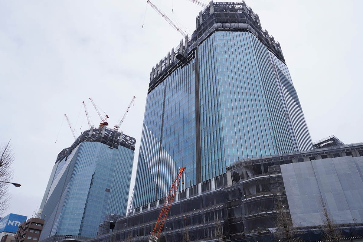 建設中のTAKANAWA GATEWAY CITY(一部)。左から「THE LINKPILLAR 1 NORTH」「THE LINKPILLAR 1 SOUTH」