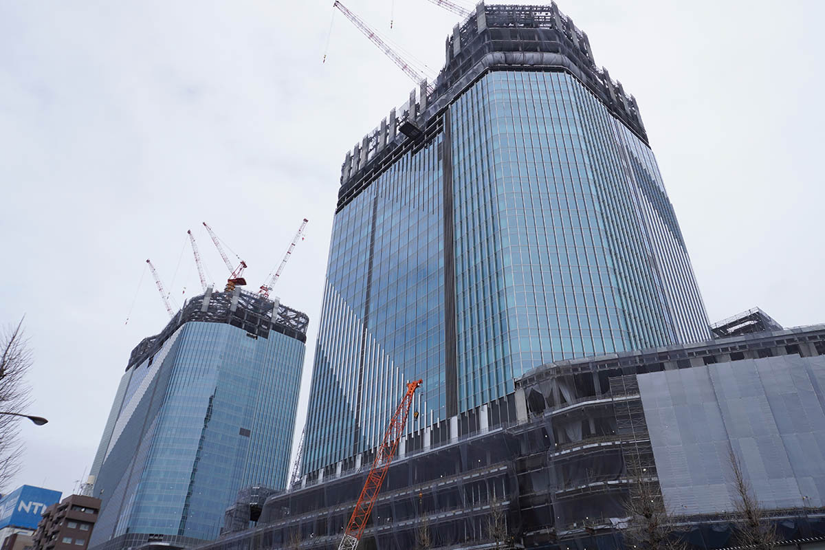 THE LINKPILLAR 1 SOUTH(手前)とNORTH(奥)。国道15号側(西側)から撮影