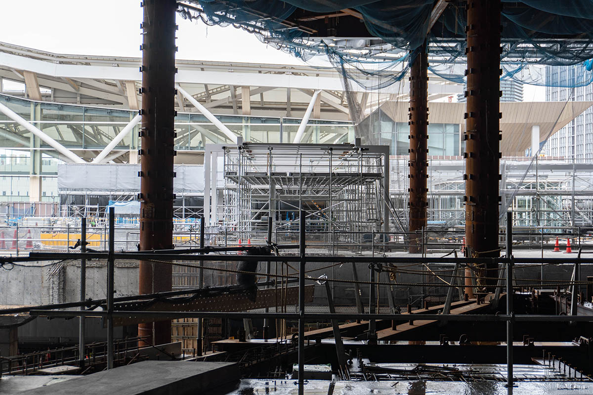 SOUTH 2階のエントランスとなる場所にて撮影。すぐ目の前に新改札ができる