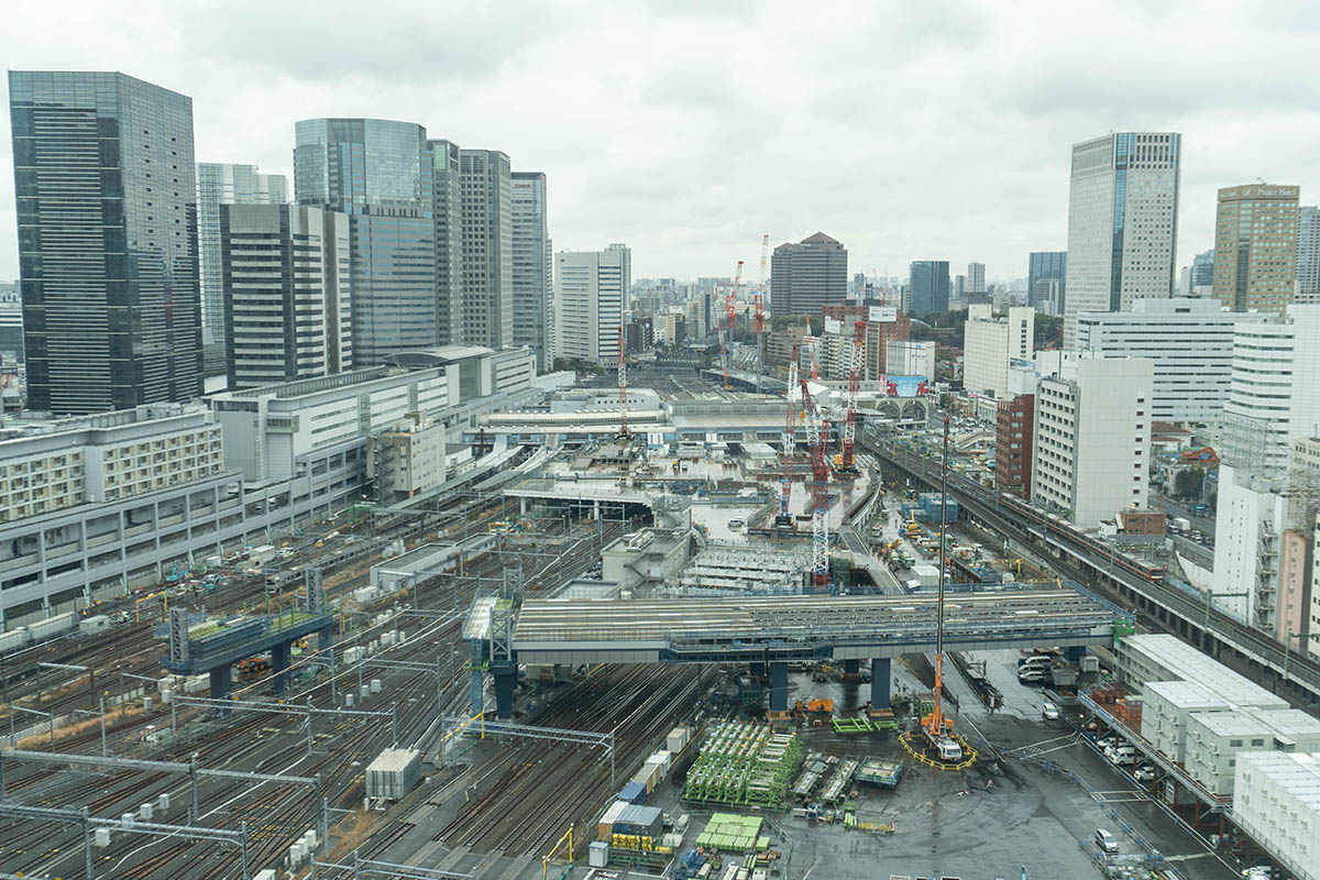SOUTH 14階から見た品川駅方面の様子。手前では道路の整備が進められている。JR東日本が参画する品川駅周辺の再開発は、品川駅(屋根がある場所)の右側(西側)