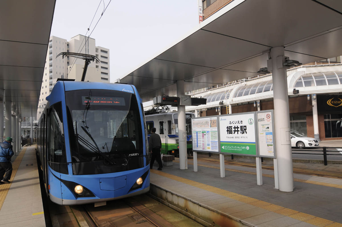 福井駅西口の駅前広場には福井鉄道の路面電車が乗り入れている('21年3月撮影)