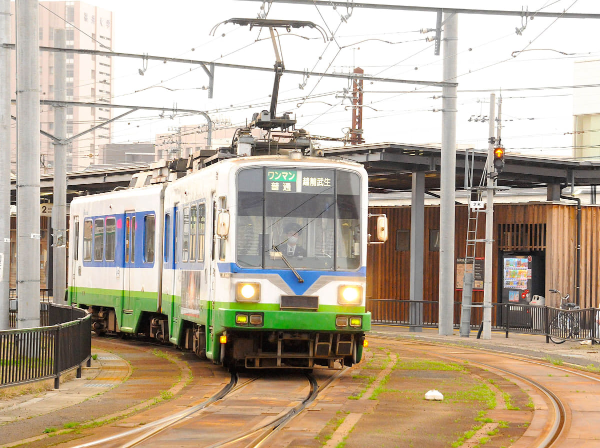 えちぜん鉄道と福井鉄道の田原町駅では、市内中心部を走る福井鉄道と郊外を走るえちぜん鉄道が乗り入れる。福井県内では鉄道会社の垣根を越えた連携が見られる