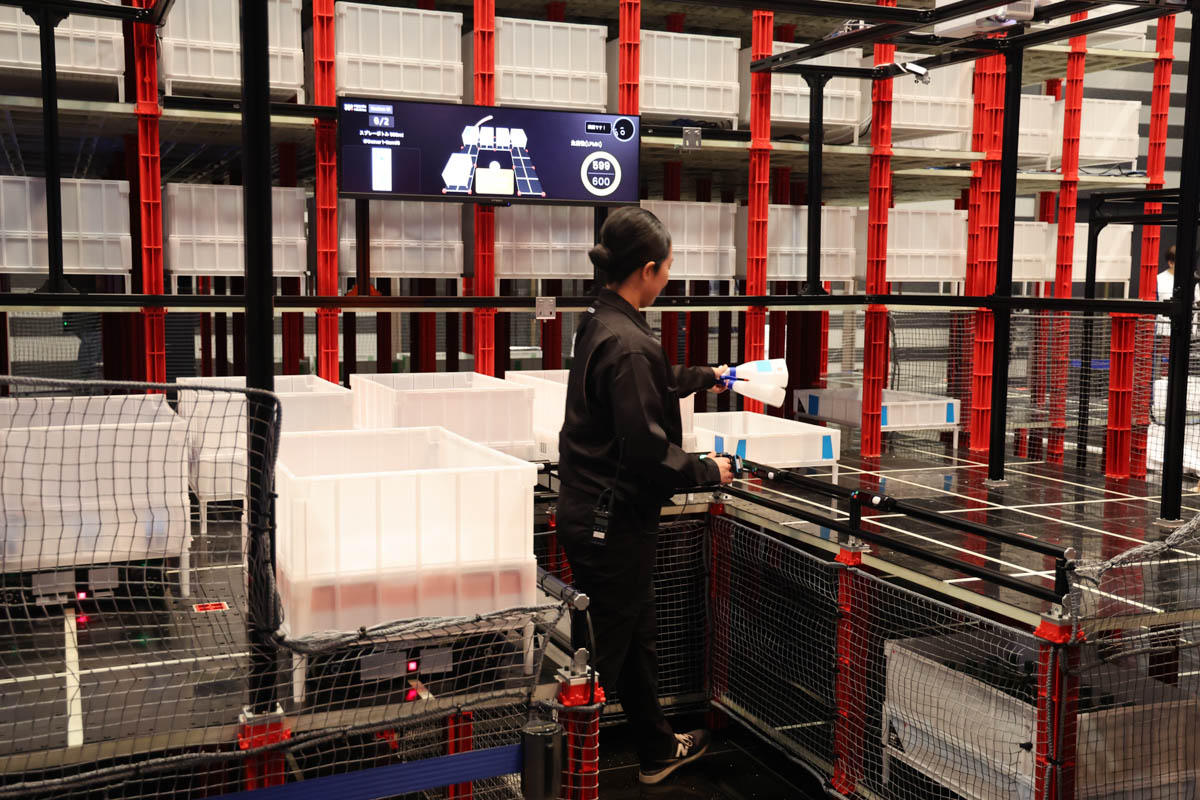 ロボットが荷物を運んでくるので人は歩かずにピッキングができる