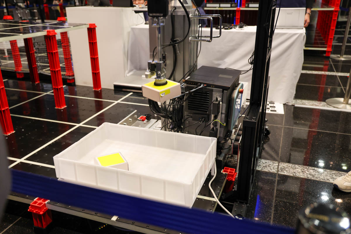 吸盤タイプのロボットハンド。1つのハンドに大小2つの吸盤があり、大きな荷物や袋状のものは大の吸盤で、小さな荷物は小の吸盤で吸い上げる