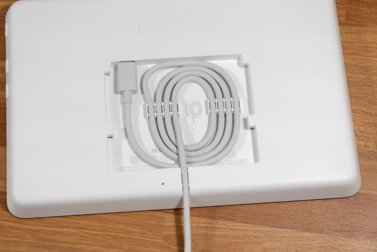 背面側には電源供給用のType-Cポートと、ケーブルを巻き付けられるスペースがある
