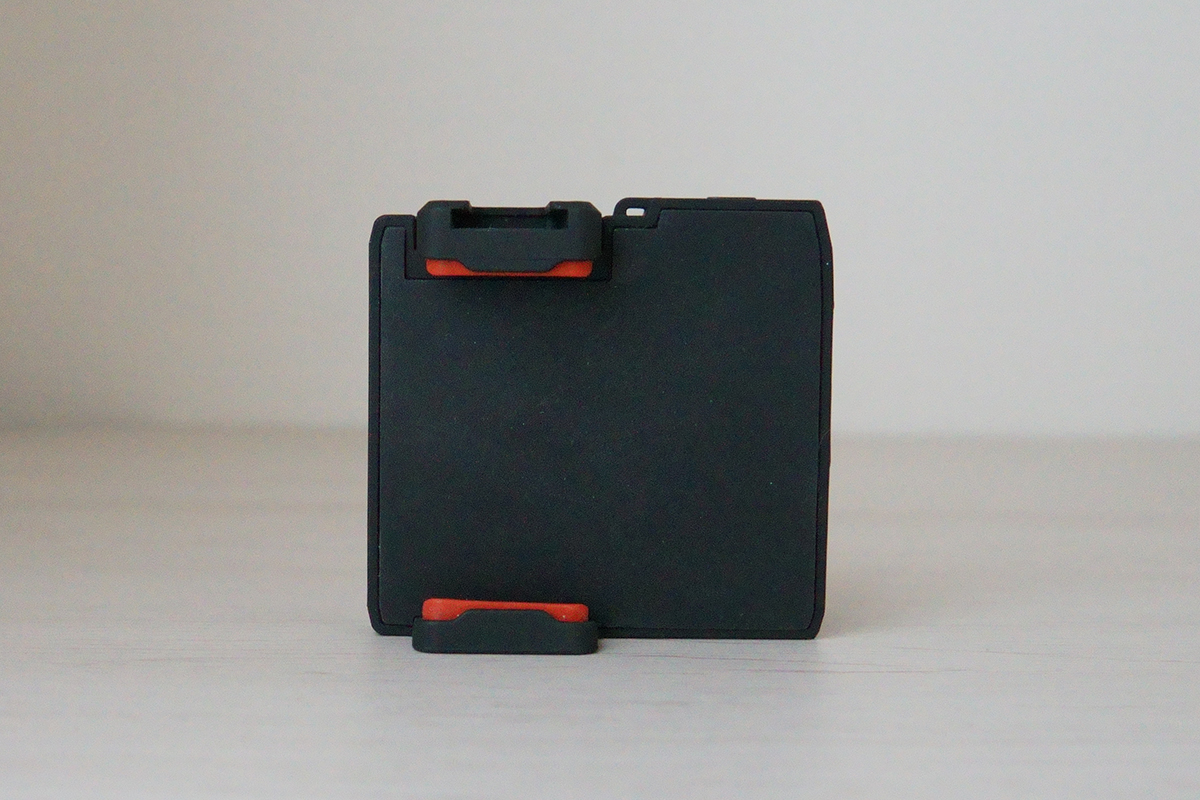 コールドシューポート部分が上に伸び、スマホを挟んで装着します