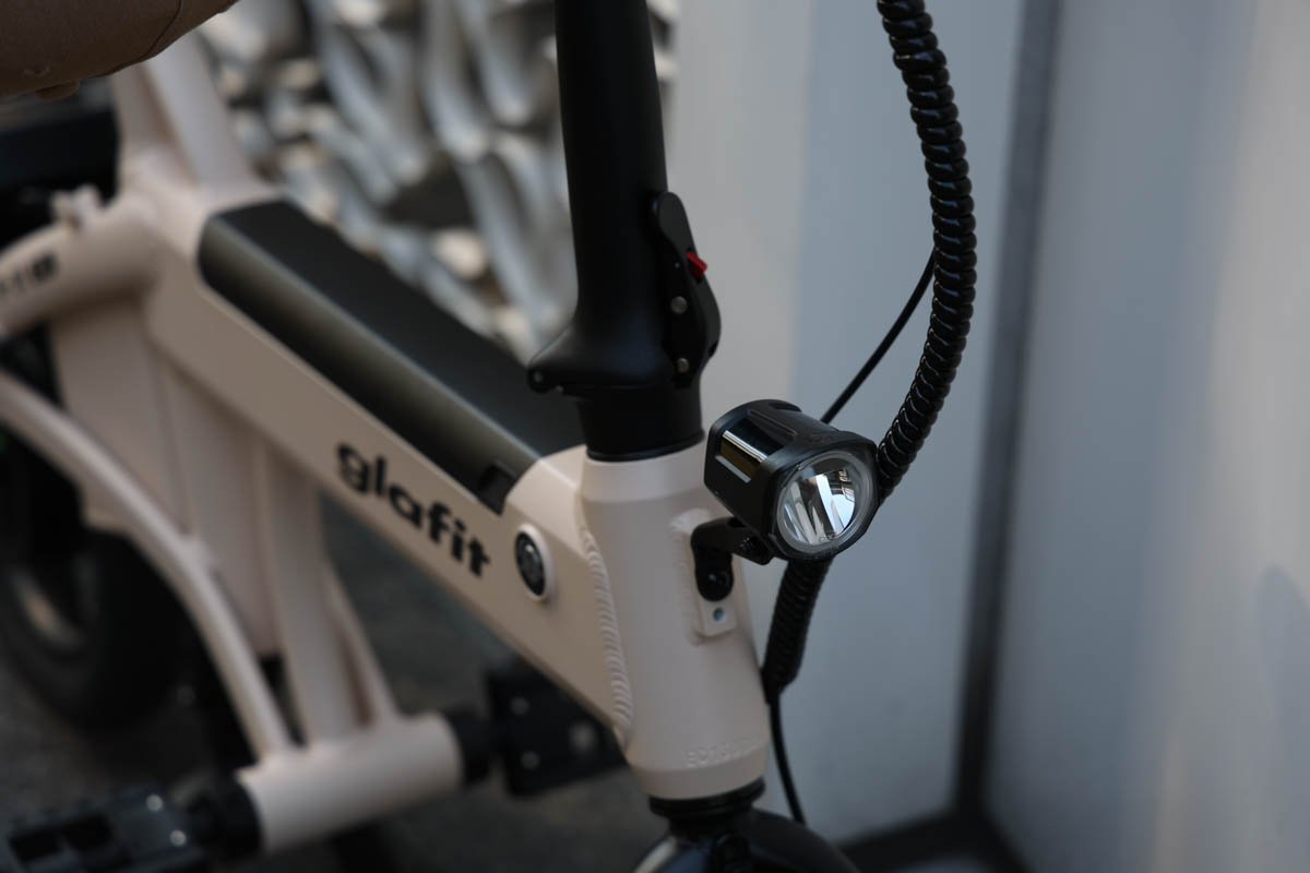 ライトは原付などと同様に電源を入れると常時点灯でオフにはできない