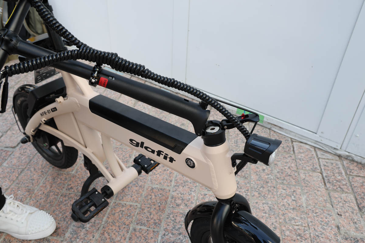 ハンドルを折りたたむ事ができ、クルマなどに搭載するときもよりコンパクトに収納できる