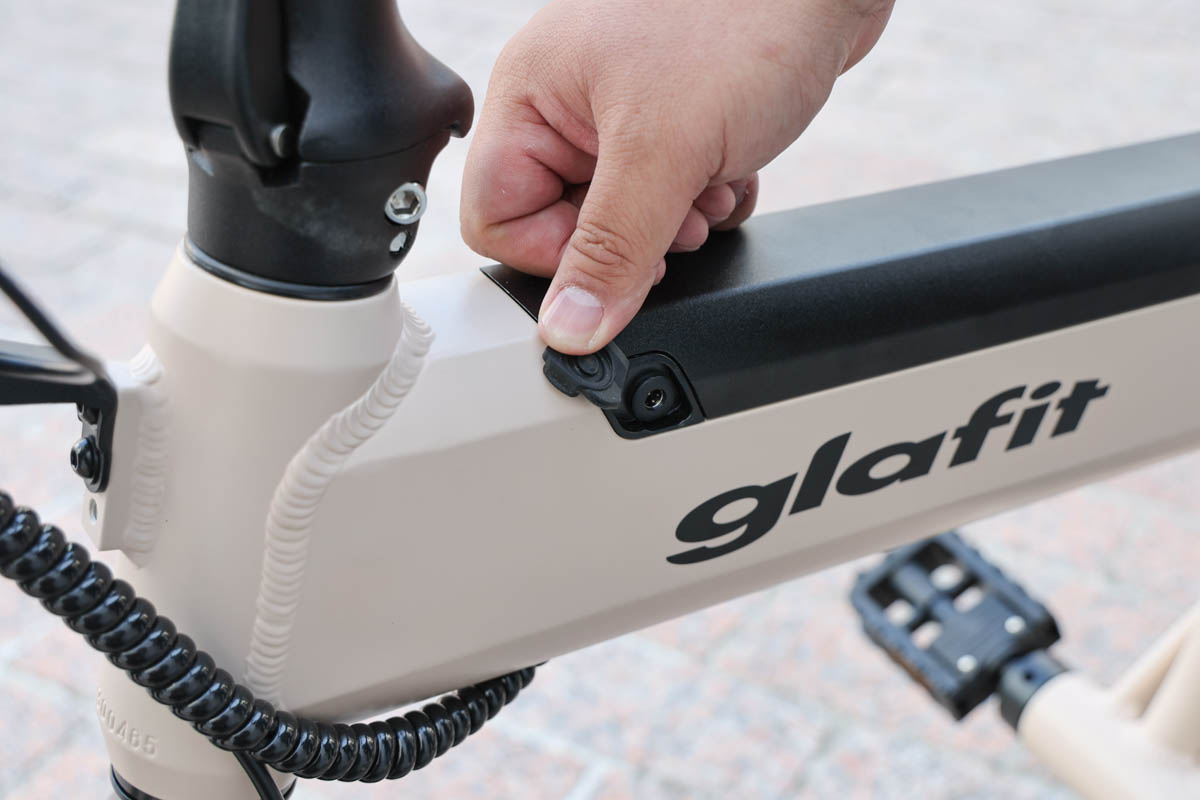 バッテリーは取り外して充電もできるが、取り付けた状態でも充電ができるよう充電口を装備している