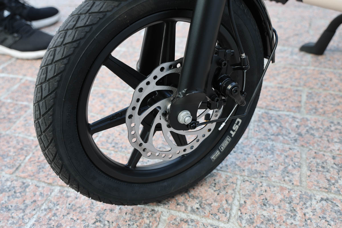 ディスクブレーキを搭載し、しっかり止まる印象