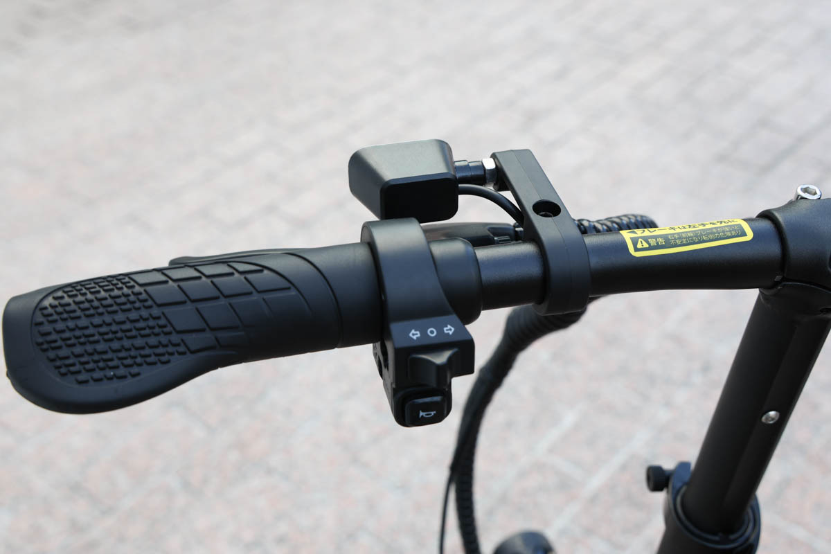 左側にはウィンカーとホーンボタン