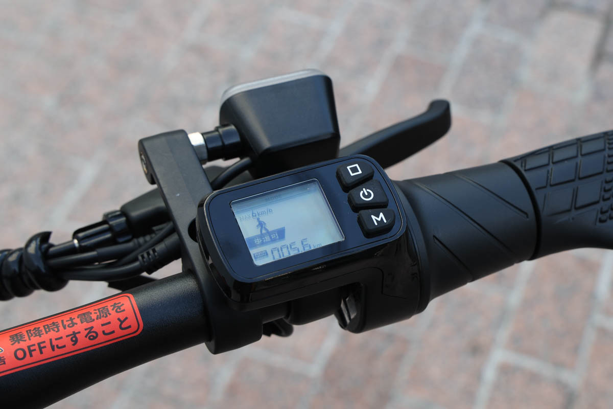 右側には電源ボタンやモード変更ボタンを備える