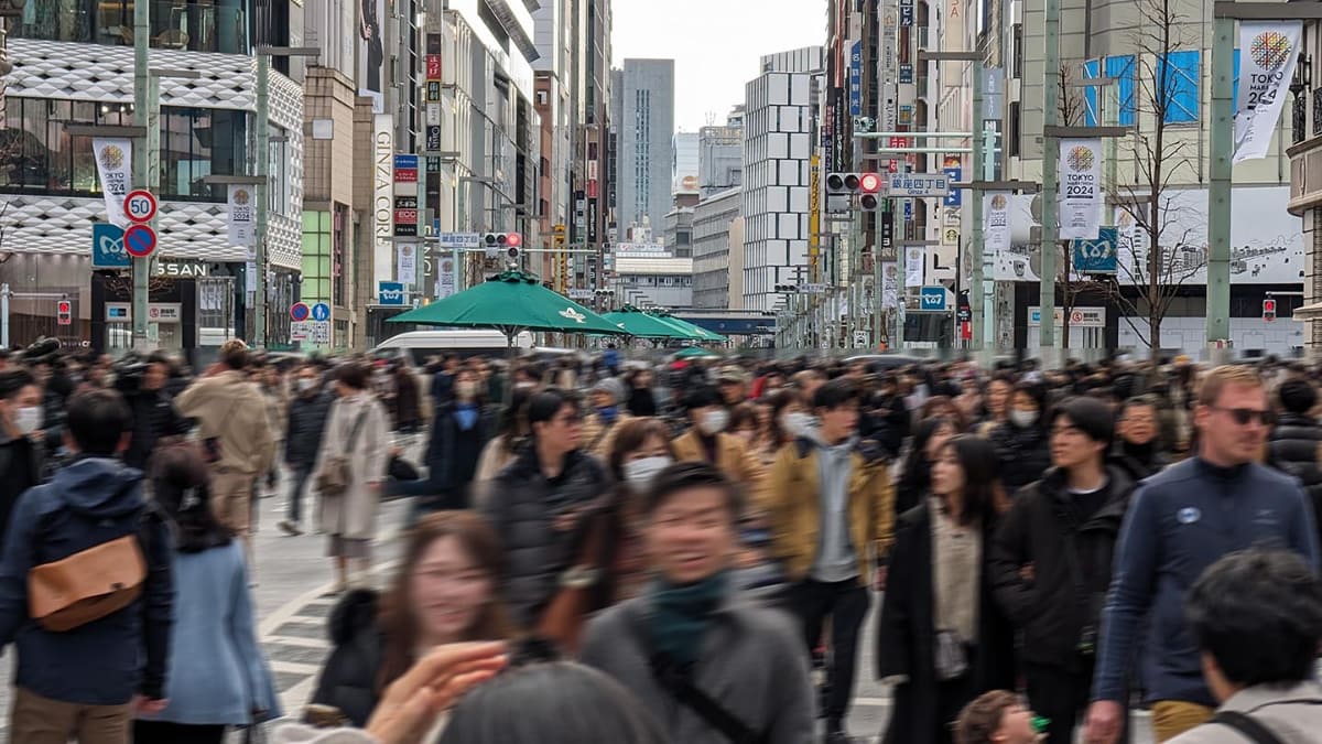 週末の歩行者天国の銀座中央通りも、やはり外国人の姿を比較的多く見かける