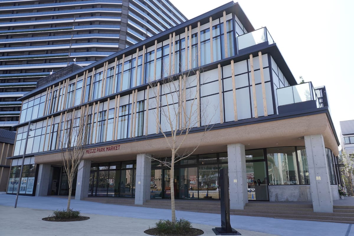 施設外観。TOTOPAは2階と3階の2フロア展開で、1階は複合型フードコート「Meiji Park Market」