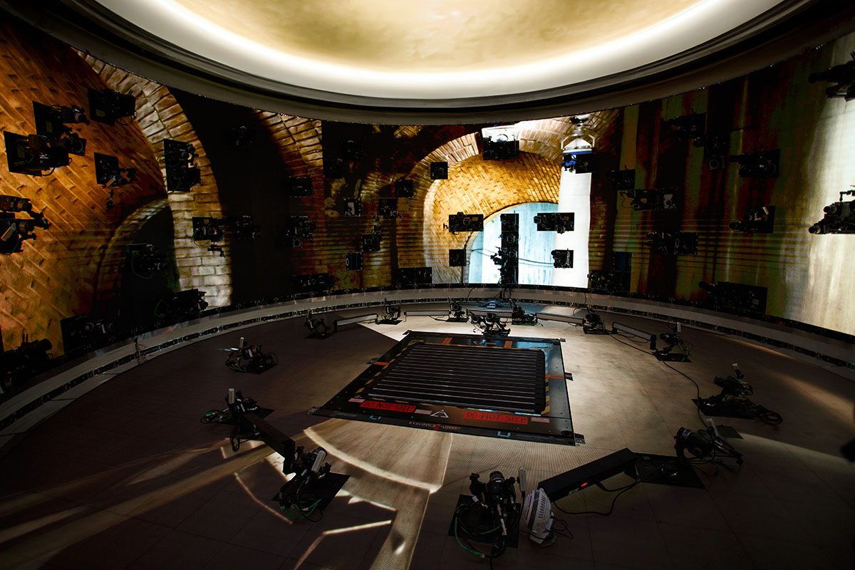 ボリューメトリックキャプチャ施設。演者は中央に立って演技し、大量のカメラで顔の全方向を同時に記録する