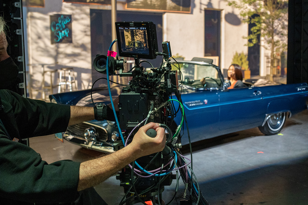 CESのソニーグループ・ブースではバーチャルプロダクションのデモが。撮影の自由度は高まるが、これもコストはかなりかかる