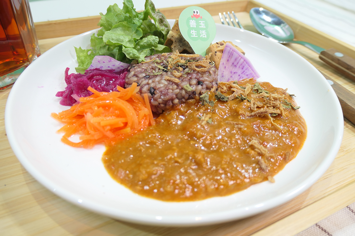 カレー、玄米ごはん、ワッフル、ビスキュイを試食