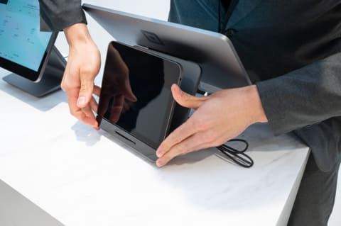 Square、2画面のハイエンドPOSレジ端末「Square レジスター