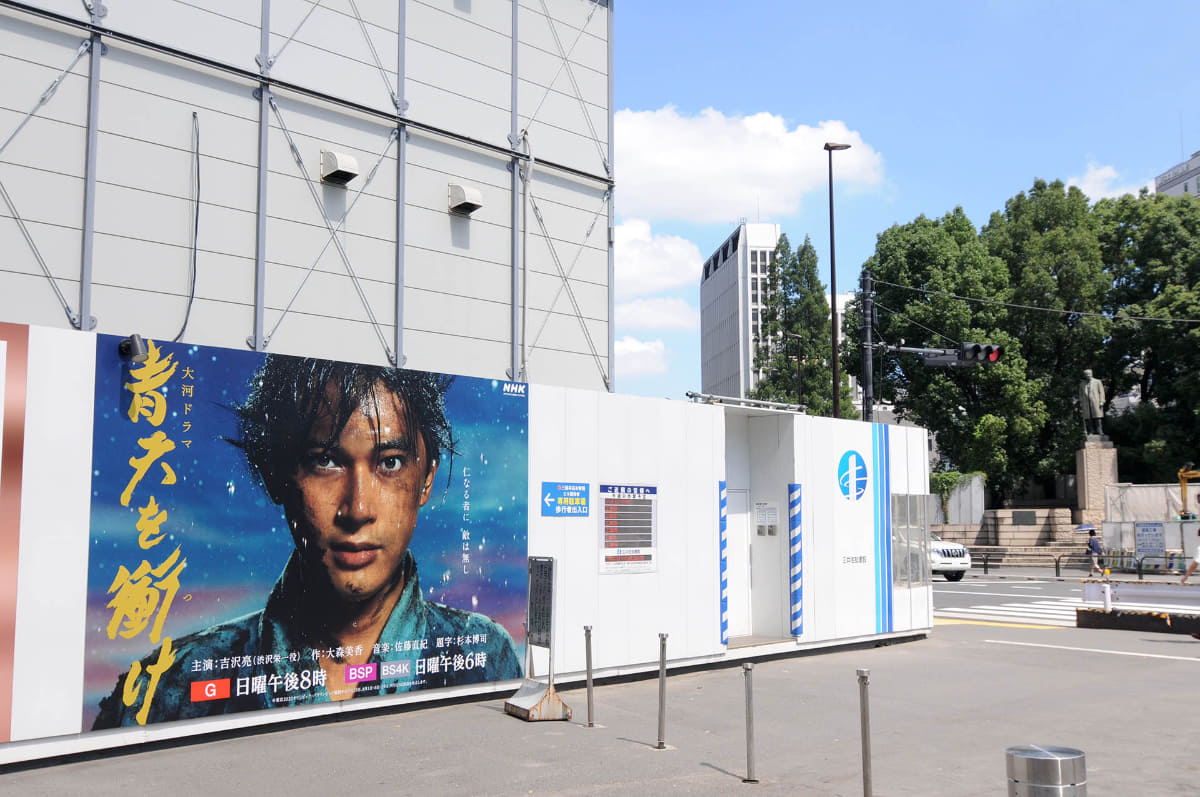 東京駅の近くには、渋沢栄一の像が立つ常盤橋公園(右)があり、大河ドラマ放送時は渋沢を演じた吉沢亮さん(左)とのコラボが実現