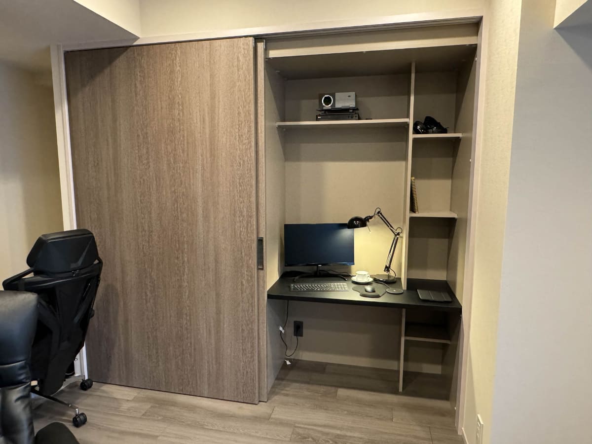 Roomot deskoのデスク側。サイドや上部に収納があるのでデスク上が散らかりにくそう