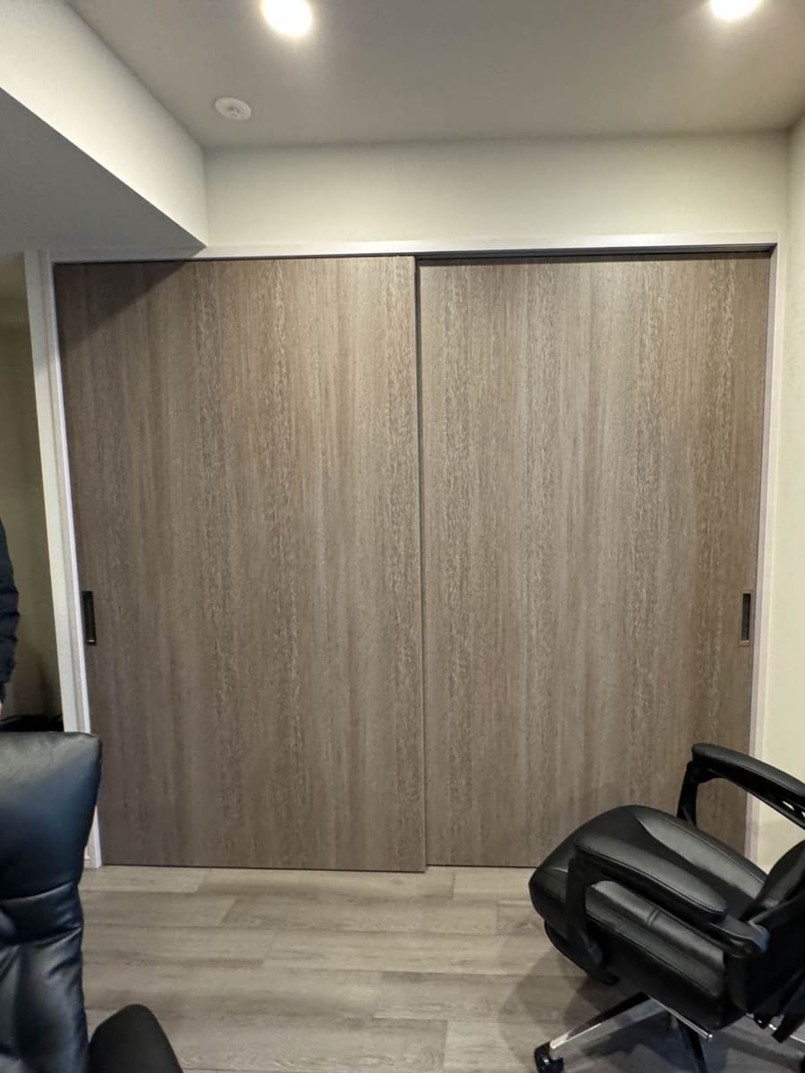 Roomot deskoの扉を閉めると全部隠せる。椅子は隠せないけど、オットマン付きのゲーミングチェアと組み合わせるのも良さげ