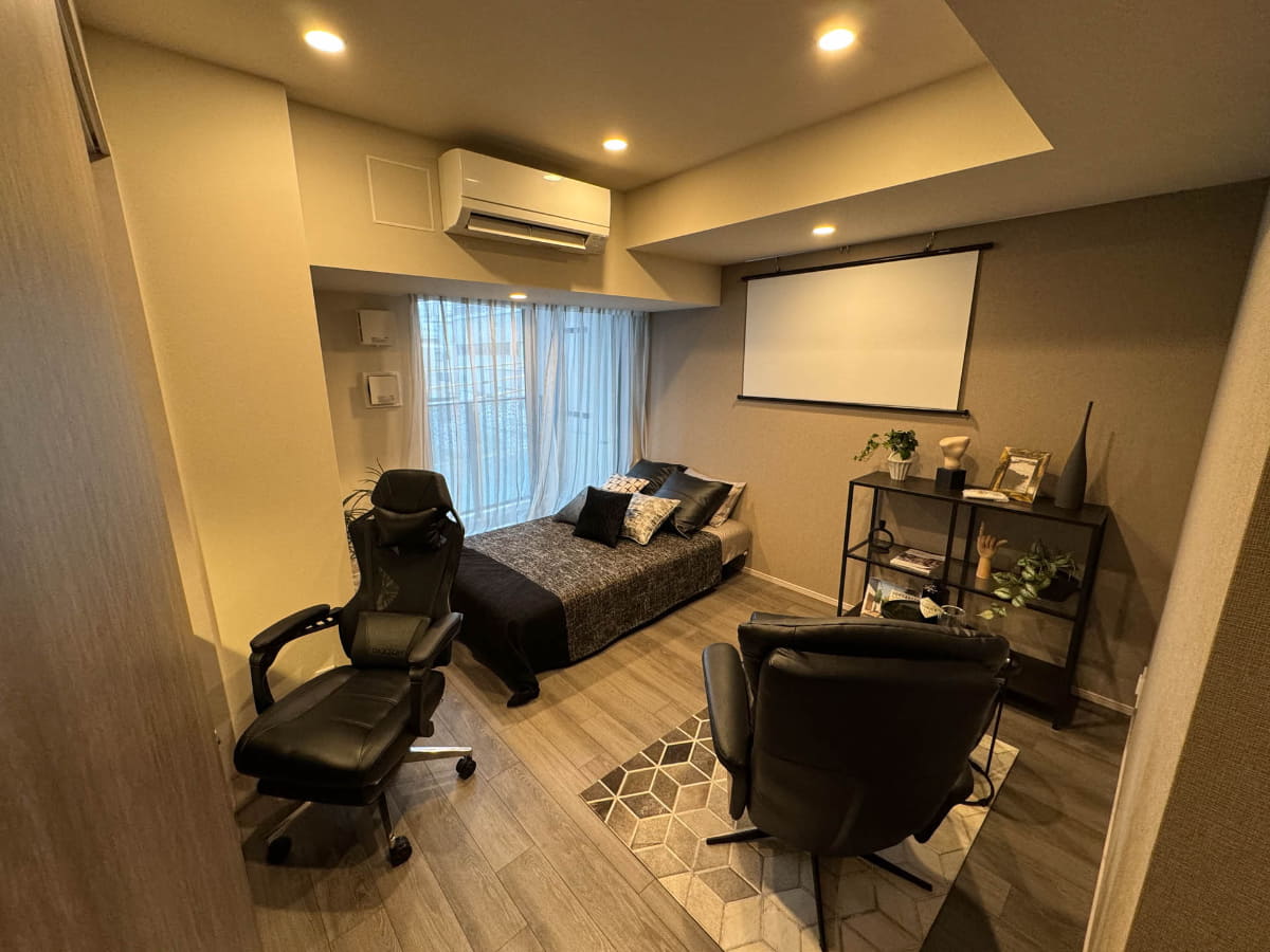 ルーモット仕様の居室。超広角レンズなので広さがわかりにくいが、これだけ家具を置いても窮屈な感じがしない