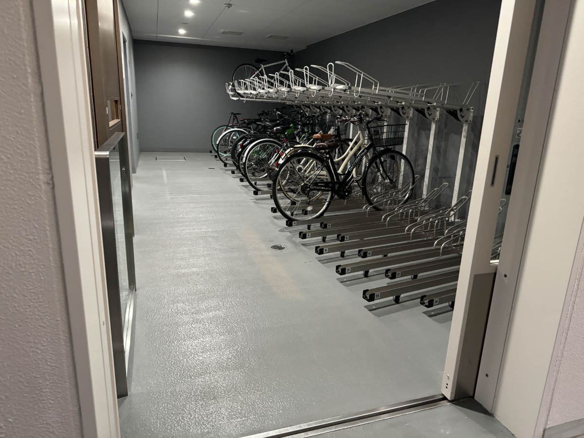 ザ・パークハビオ亀戸の駐輪場。キーがないと入れない自動ドアの中にあるのでセキュリティもバッチシ。共用設備も高級志向