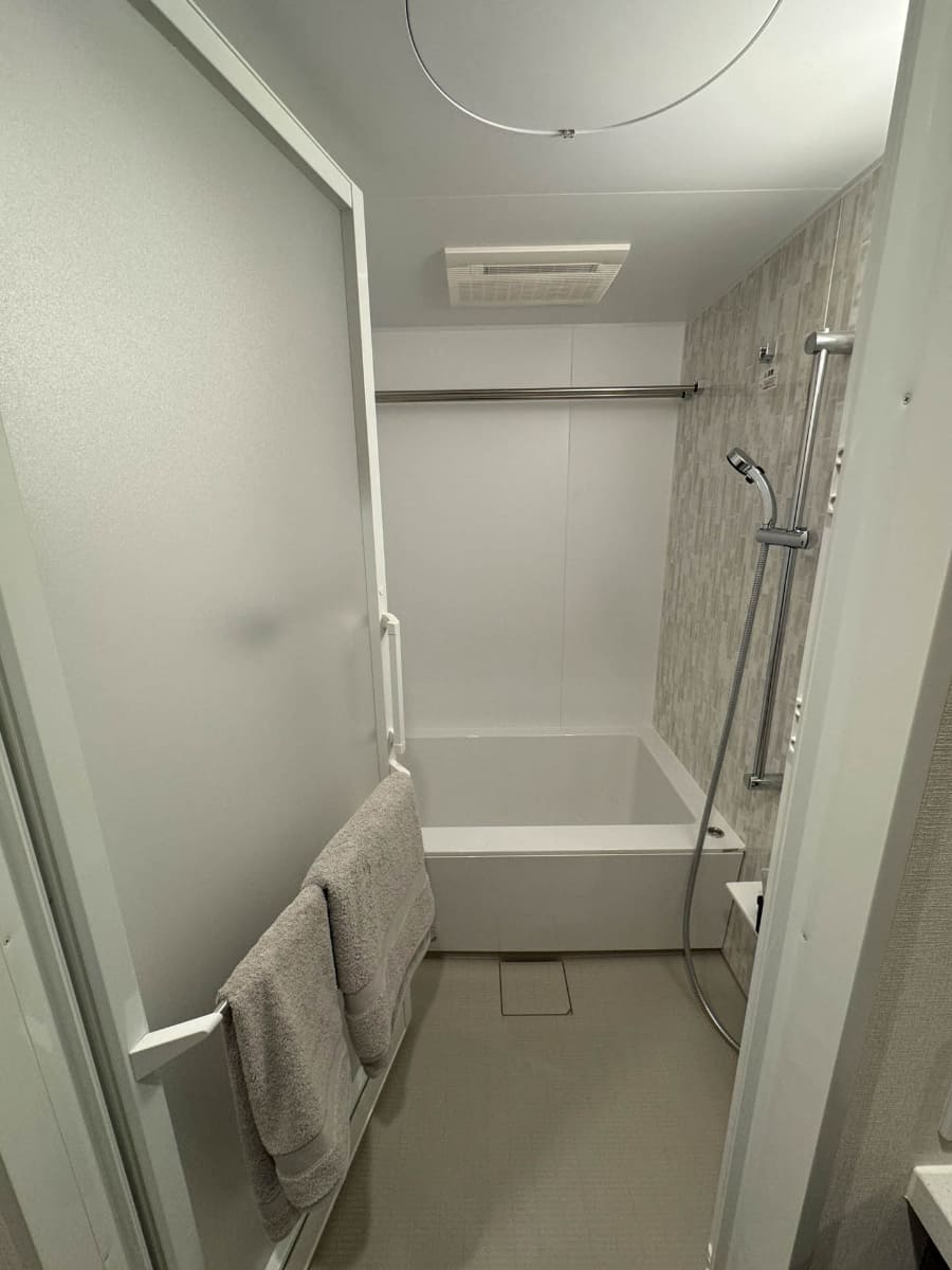 こちらは通常仕様の部屋のユニットバス。普通の1216サイズのお風呂だ