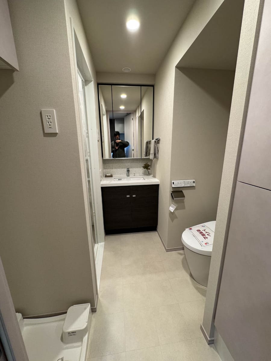 通常仕様の部屋の洗面室。トイレも兼ねているが、そこまでスペースを詰めてもルーモットの方が1.5倍も居室が広いのがスゴイ