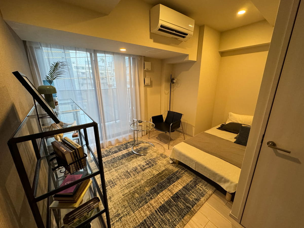 同じ広さで通常仕様の居室。超広角レンズで撮っているので広く見れるかもしれないが、ベッドはシングルサイズだ