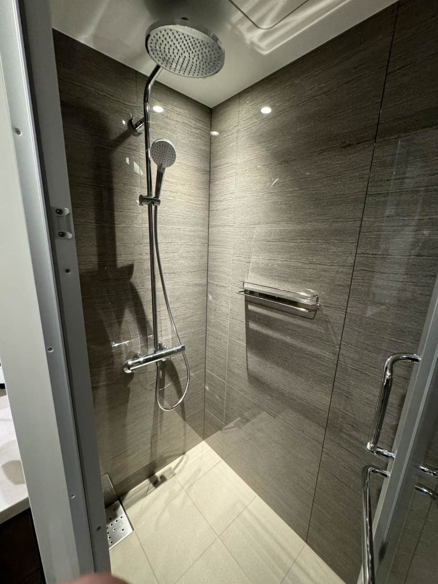 Roomot Luxwer。床面と壁面の高級感がスゴイ