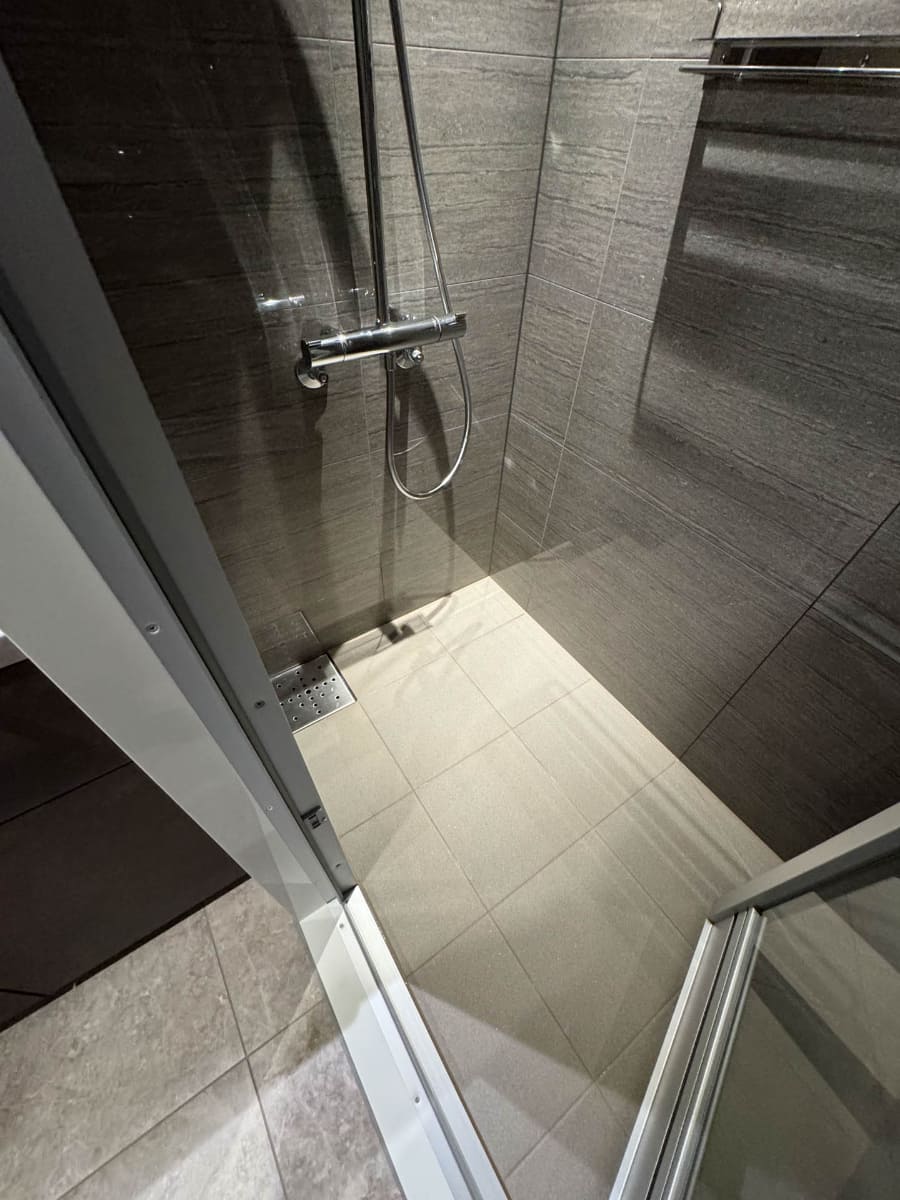 Roomot Luxwer内。風呂イスを置いて打たせ湯でくつろげる広さがある