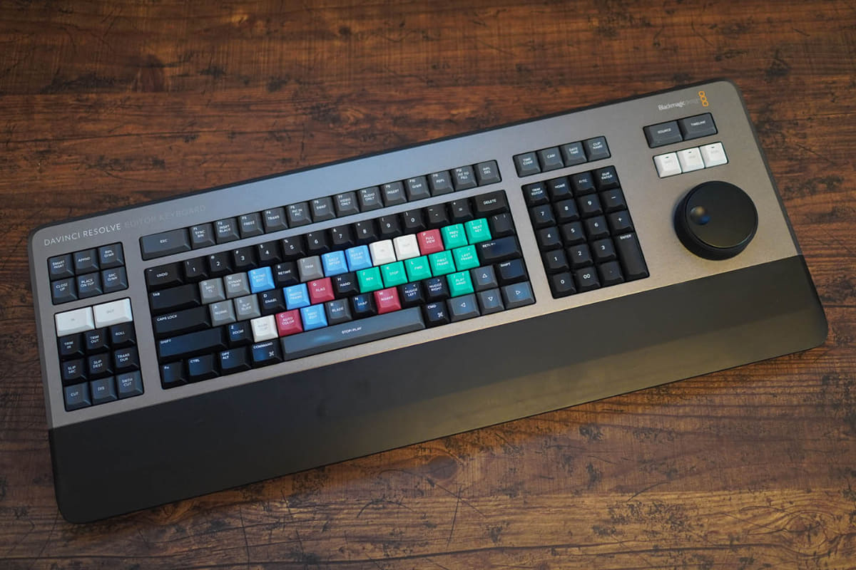 現在も市販されているDaVinci Resolve用Editor Keyboardは、リニア編集機の面影を残している