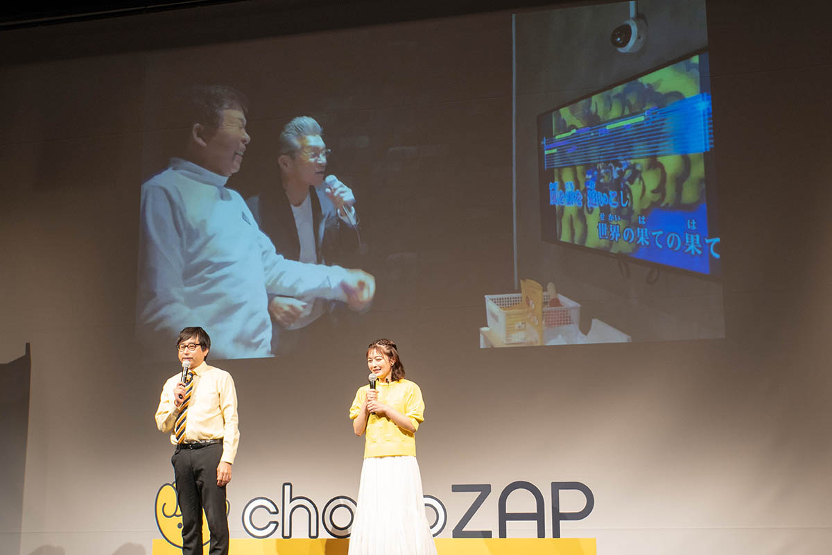 カラオケを楽しむ間寛平さんと村上ショージさん。若手が登場するものと思っていたおいでやす小田さんは、予想外の大御所の登場に驚いていた