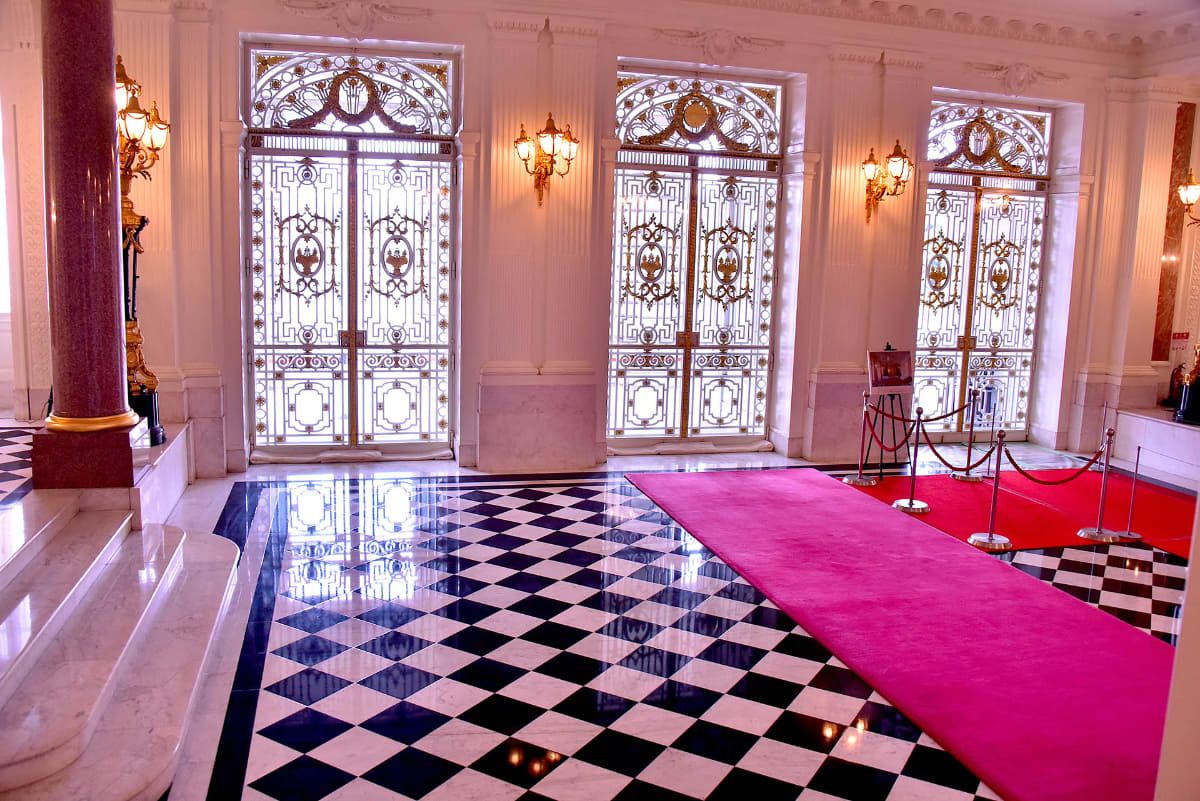 海外からの賓客を最初に迎える玄関ホール。参観で正面玄関を通ることはできないが、見学は可能(写真撮影はNG)