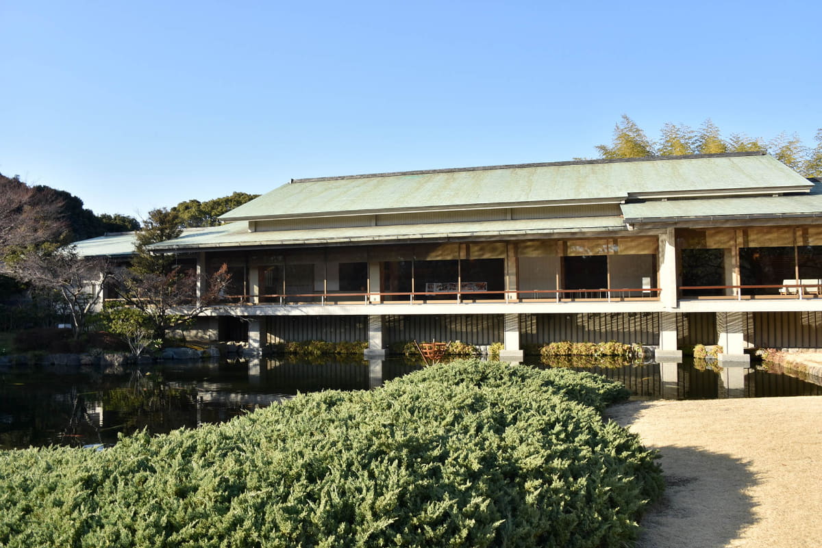 1974年に新たに建設された和風別館。中央にある池には鯉が泳ぎ、安倍晋三首相とアメリカのトランプ大統領(当時)が並んでエサをあげている様子を写した一枚は話題になった