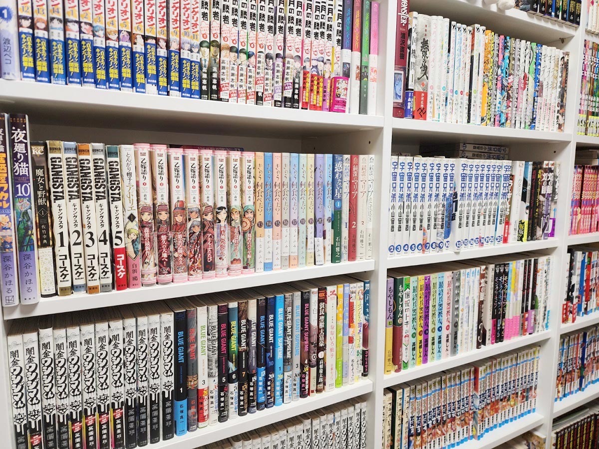 自宅本棚の一部。この10倍ほどマンガがあり、整理しないともう入りません……