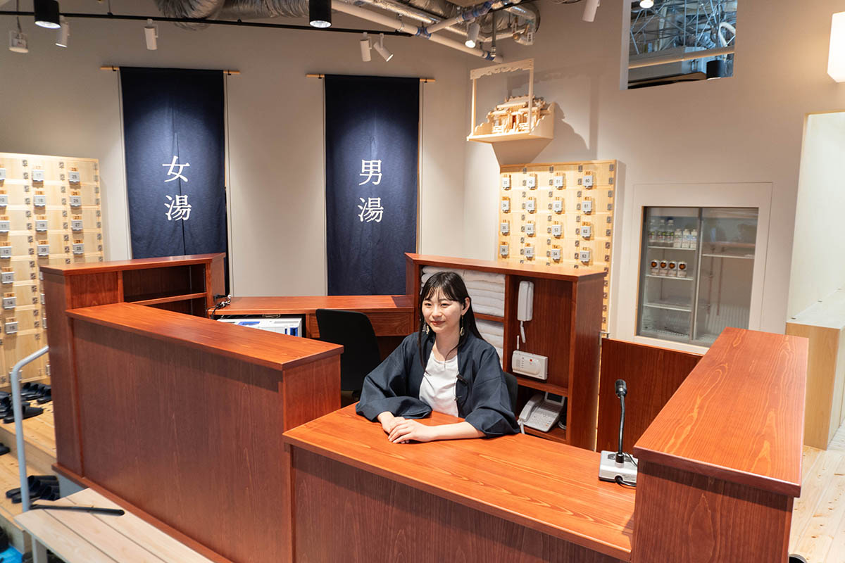 小杉湯原宿では番台を通ってお風呂に入るという昔ながらのスタイルを採用