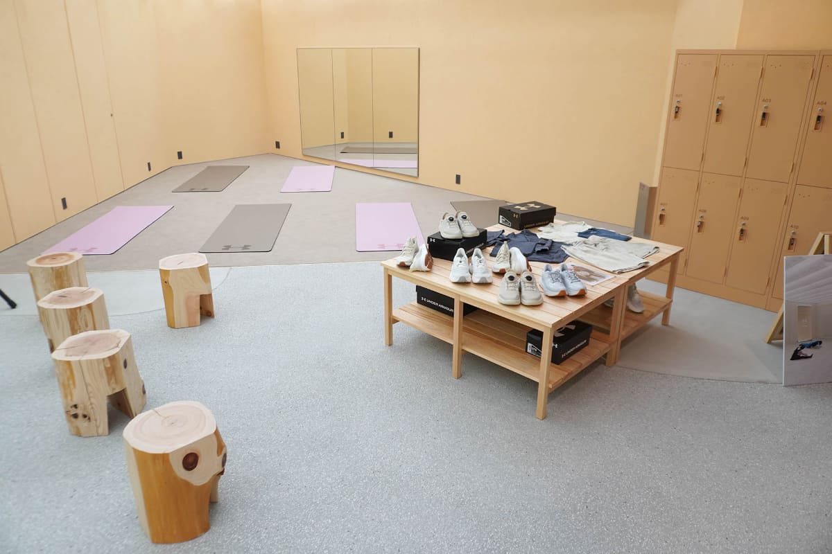 アンダーアーマーの区画。ヨガマットを設置するほか、シューズなど商品の体験もできる