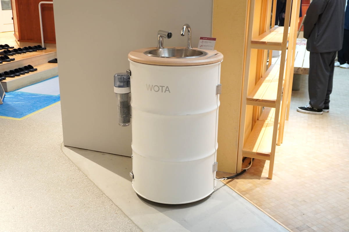 花王の商品を試すための水として、水道いらずの水循環型ポータブル手洗い機「WOTA」を設置