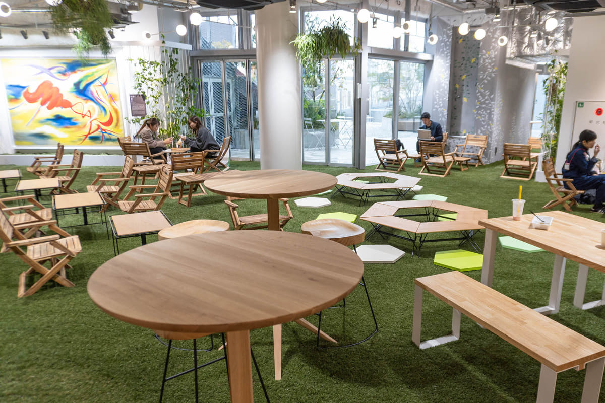 岡本太郎氏「夢」の展示(写真左上)