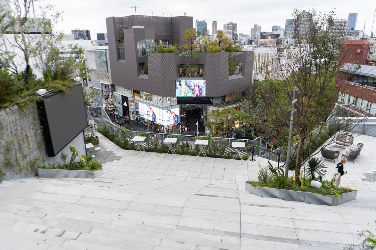 7階屋上テラスからオモカドをのぞむ