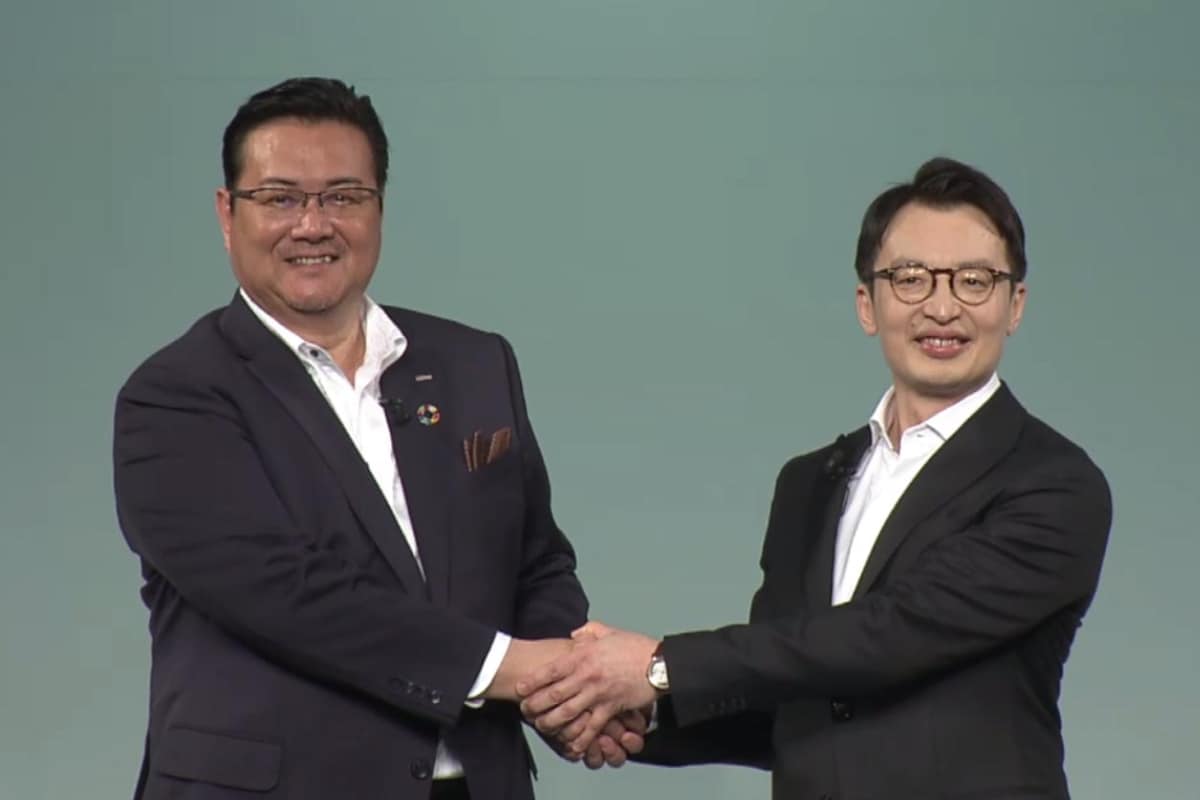 NTTドコモの井伊基之社長(左)とアマゾンジャパンのジャスパー・チャン社長